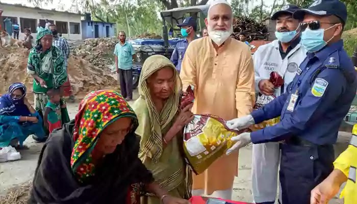 Police relief distribution in Islampur ইসলামপুরে পুলিশের ত্রান বিতরন