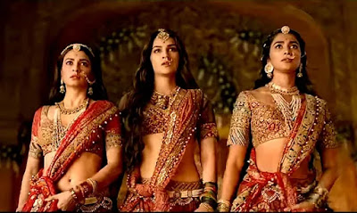Housefull 4 Cast hot actress Kriti Sanon, Pooja Hegde, Kriti Kharbanda HOT Beautiful