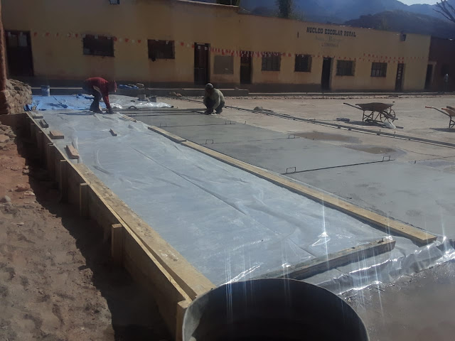 Da wir uns im Hochlandwinter befinden musste über Nacht der Beton mit Planen abgedeckt werden. Da wir uns im Hochlandwinter befinden musste über Nacht der Beton mit Planen abgedeckt werden.