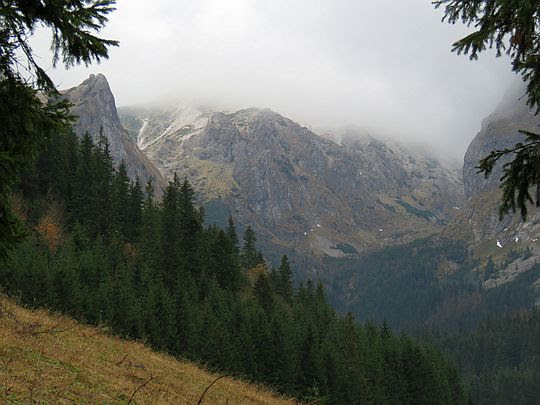 Mnichowe Turnie (w głębi). Mnichowe Turnie (w głębi).
