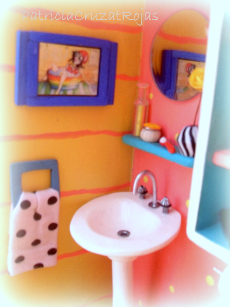 Patricia Cruzat Rojas: Baño Pop con Miniaturas y con Ella sentada en WC