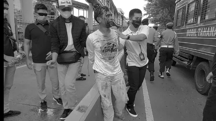 Penampakan Pria Berkaus 'Komando Habib Rizieq' dengan Kepala Berlumuran Darah Diamankan Polisi