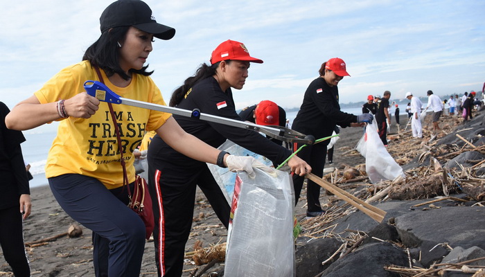 Sembari Olahraga, Ratusan Warga Bersihkan Sampah Plastik di Pantai Biaung