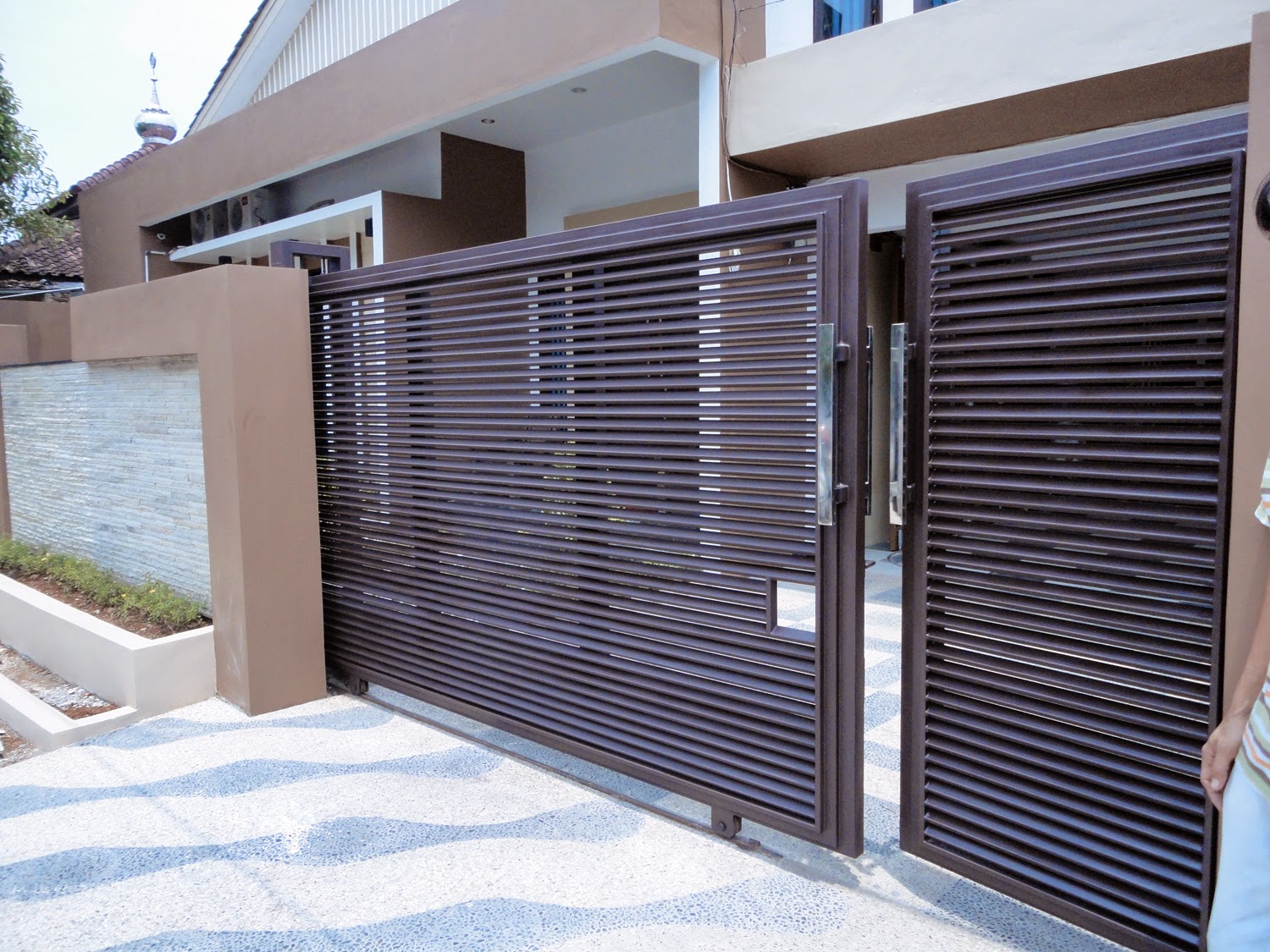 Sae Karya Stainless Stell: Gerbang Besi Minimalis