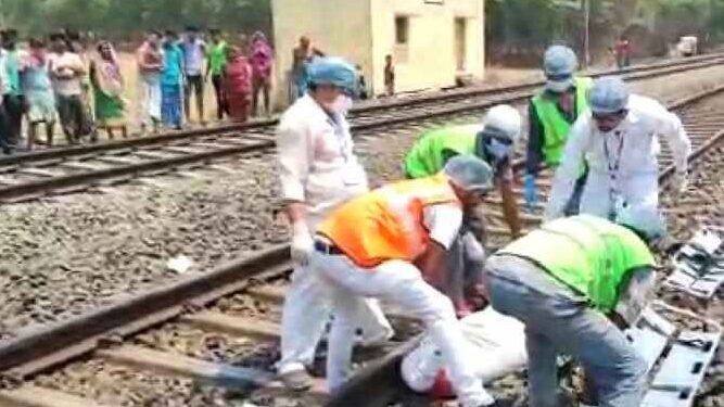 Falaknuma Express की चपेट में आने से तीन रेलकर्मियों की मौत