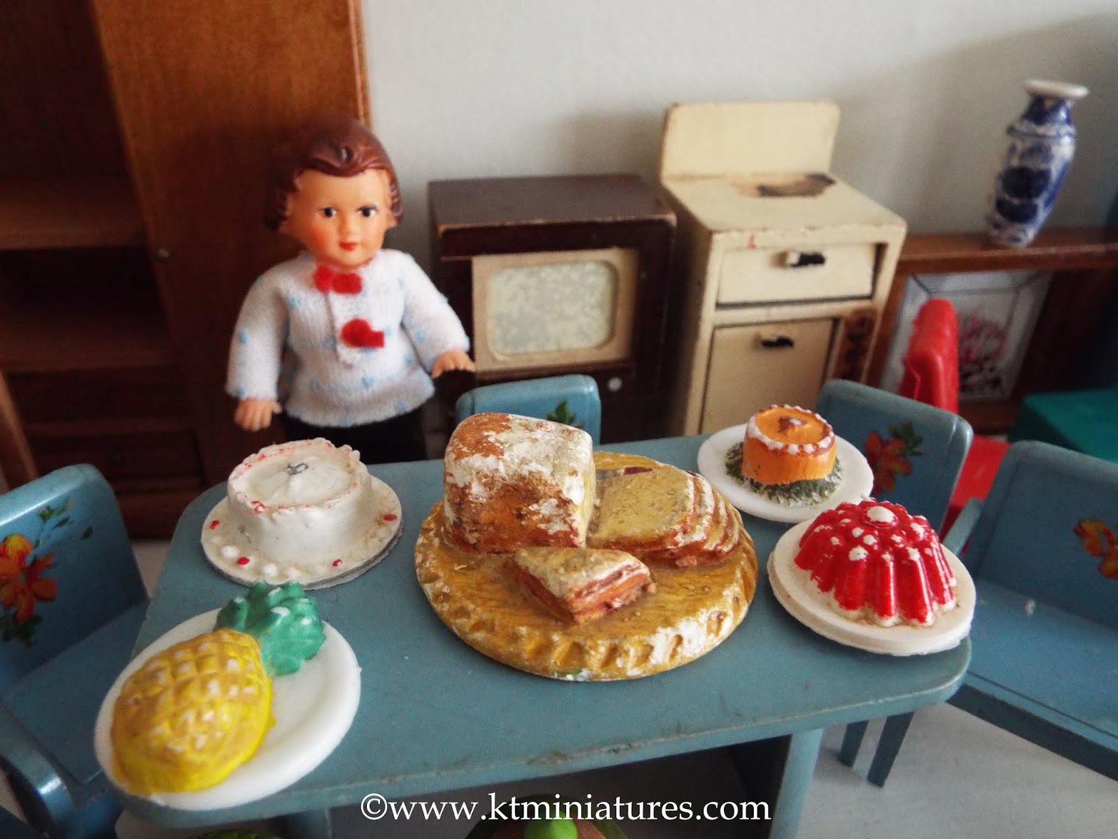 KT Miniatures Journal Assorted Vintage Dolls House Items In Aid Of