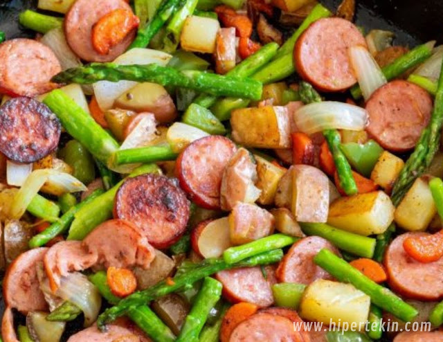 CAJUN ASPARAGUS AND SAUSAGE SKILLET