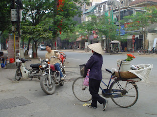 Frau mit Hut vietnamesischen Radfahren