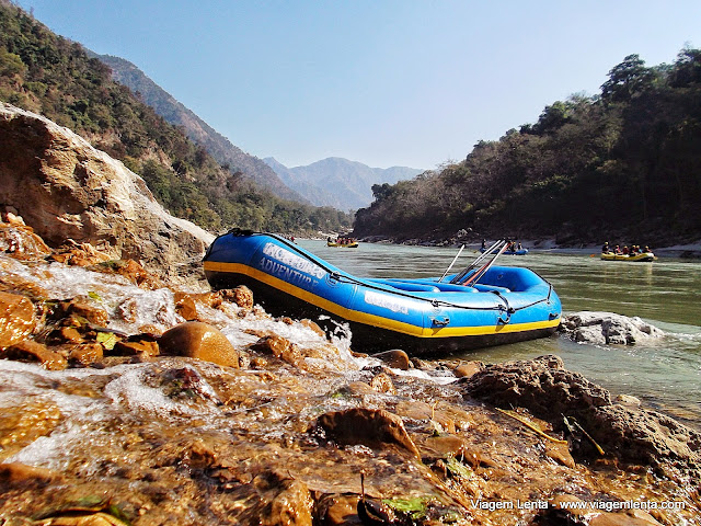 O rafting em Rishikeshi e o Ganges no terreno montanhoso