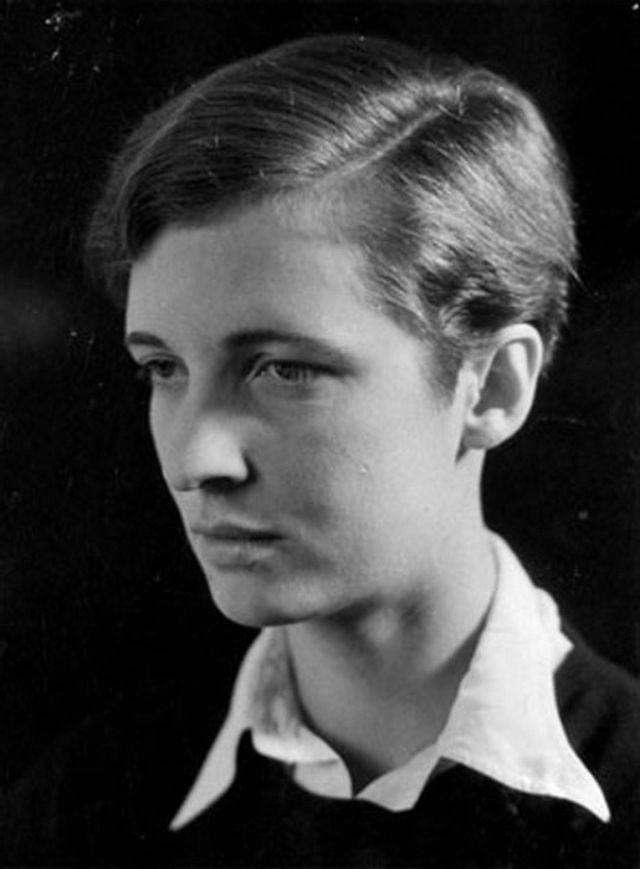 23 Amazing Black and White Photographs of Annemarie Schwarzenbach Taken