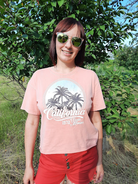 https://femmeluxefinery.co.uk/products/coral-california-graphic-print-t-shirt-rivka