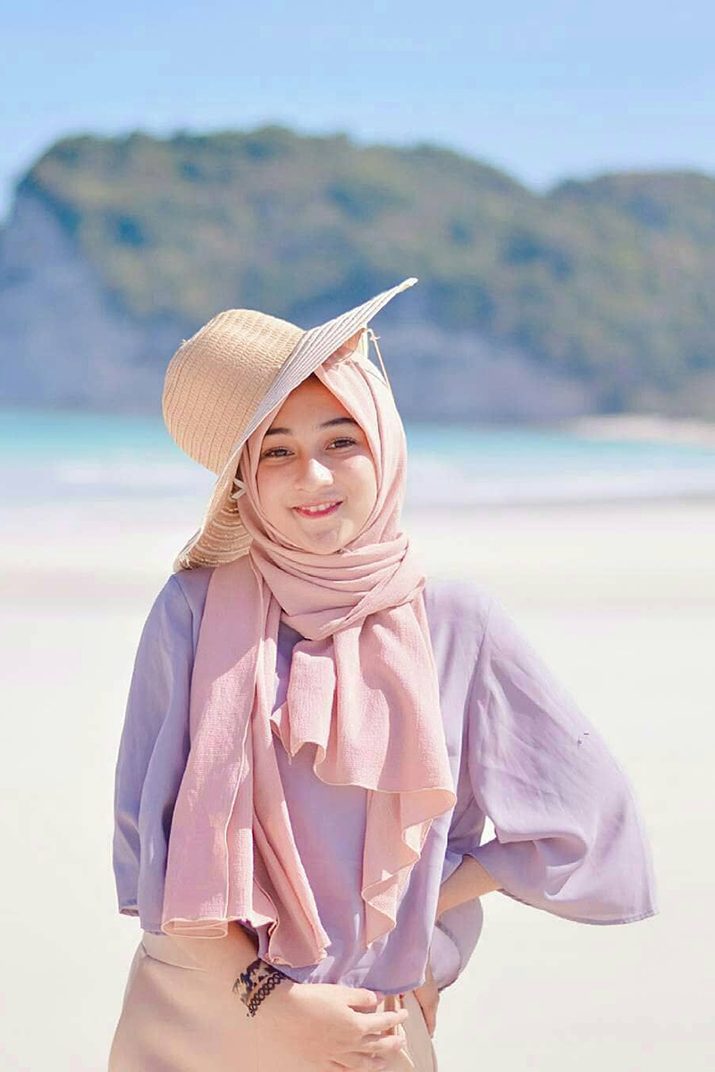 Gaya Foto Di Pantai cewek Igo Imut dan manis