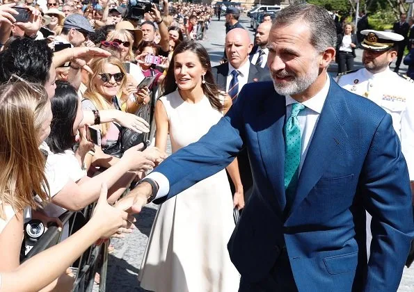 Queen Letizia wore a Pedro del Hierro dress which she had worn before. Her bag and pumps were by Caroline Herrera