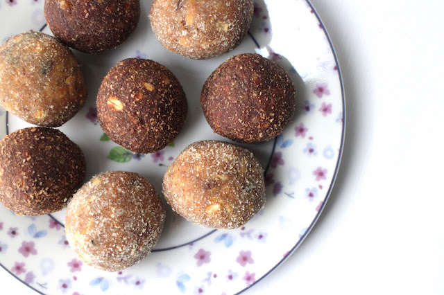 Almond, Date and Cacao Snack Balls 