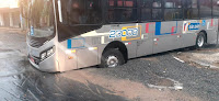 Onibus entalado em buraco