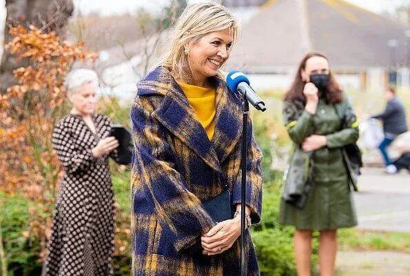 Queen Maxima wore a tartan mohair coat by Natan, and yellow stretch wool crepe top and trousers by same brand. Celedonio gold dragonfly brooch