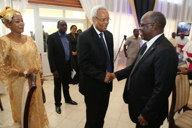 Lowassa na Magufuli  wakutana Uso Kwa Uso Jubilei ya ndoa ya Mkapa