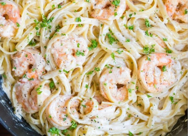 30 Minute Cheesy Garlic Shrimp Alfredo #dinner #shrimp