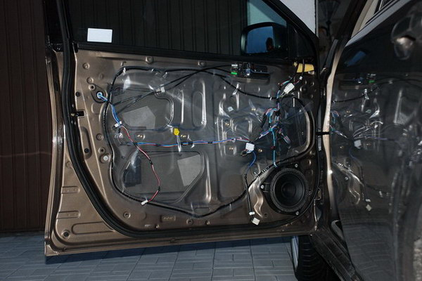 Toyota Avensis T25 SAM NAPRAWIAM tapicerka drzwiowa