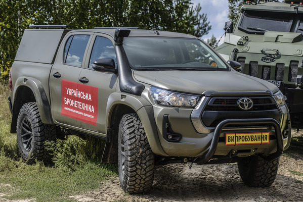 Українська бронетехніка» пропонує Toyota Hilux на заміну УАЗів в  українській армії