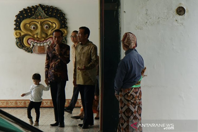 Presiden Jokowi bersama istri dan cucu menemui Sultan HB X