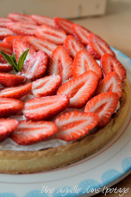 Tarte aux fraises, crème d'amande et chantilly 