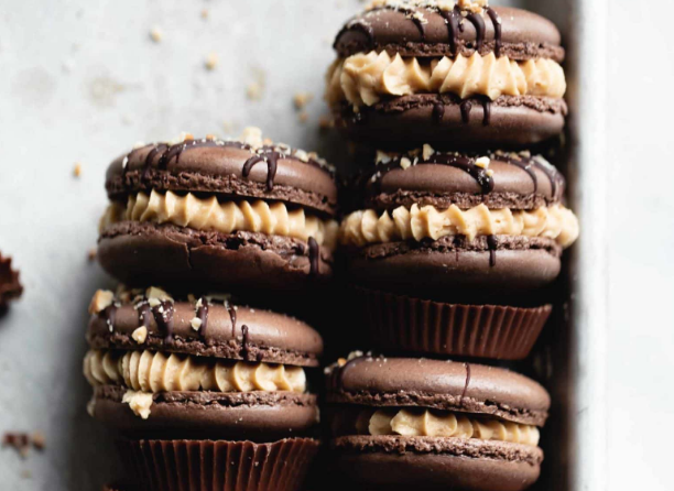 Chocolate Peanut Butter Macarons #dessert #cakes #butter #peanut #chocolate