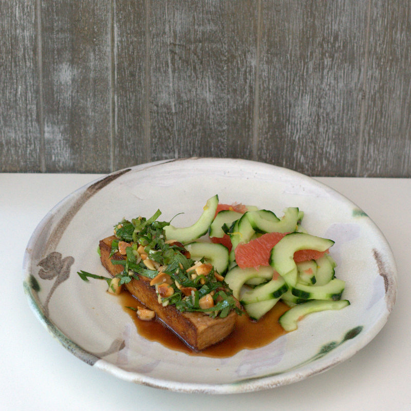 bushcooks kitchen: Marinierter Tofu mit Erdnuss-Kräuter-Dressing