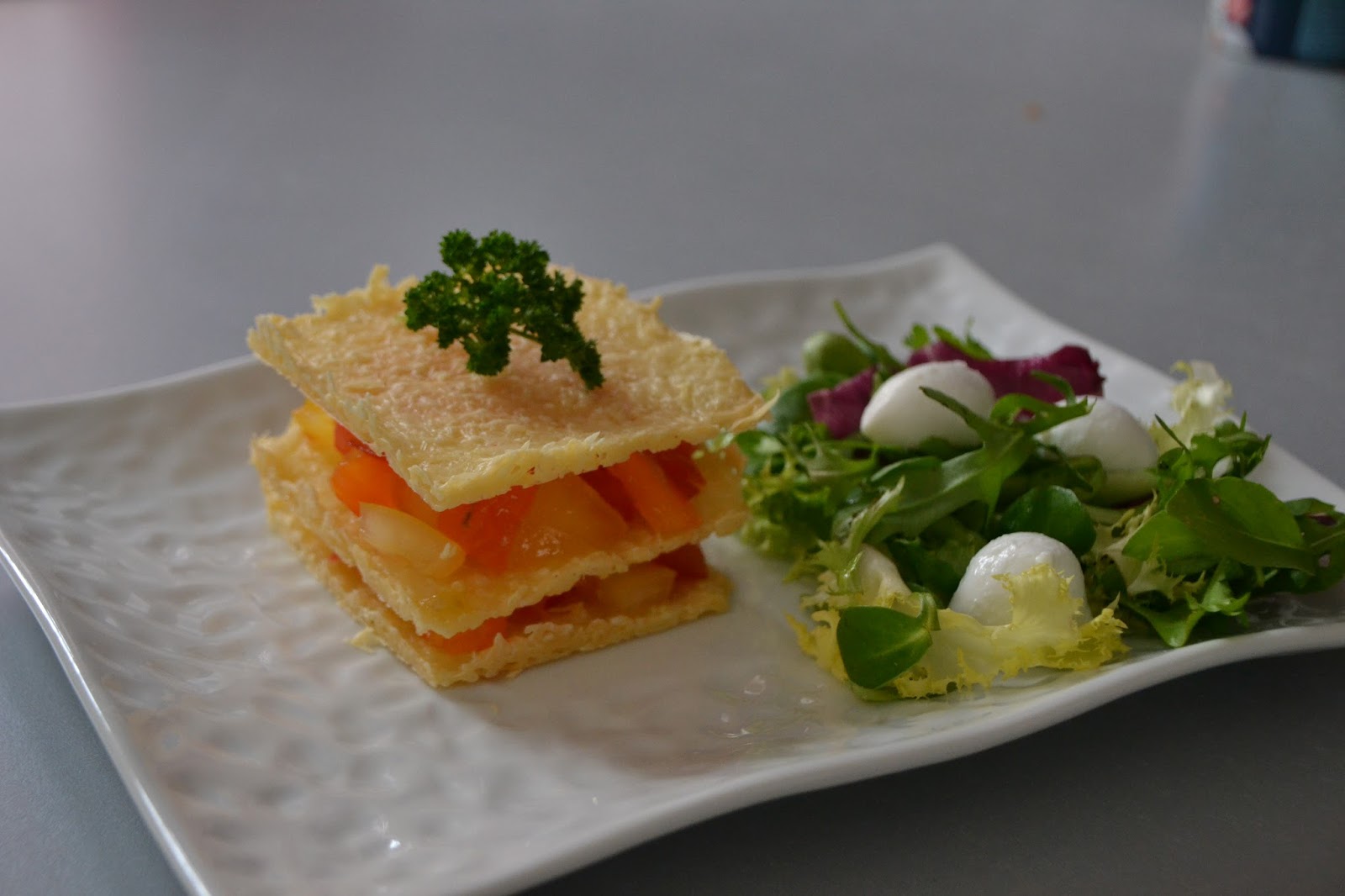 Millefeuille de tuiles de gruyère aux tomates