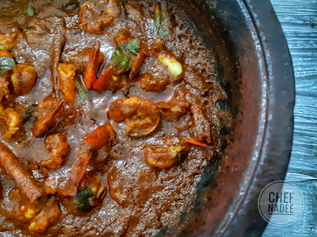 සැරට කලුවට පිසූ ඉස්සන් කරි හදමු (Spicy Black Prawn Curry) - Your Choice Way