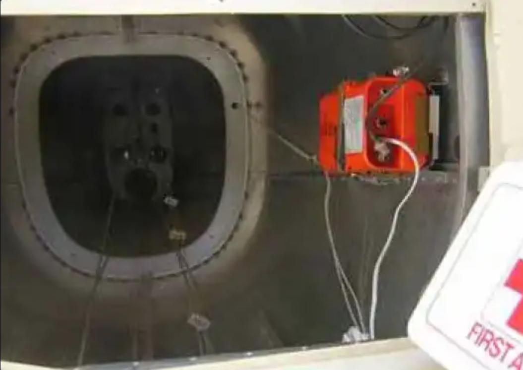 ELT (EMERGENCY LOCATION TRANSMITTER)