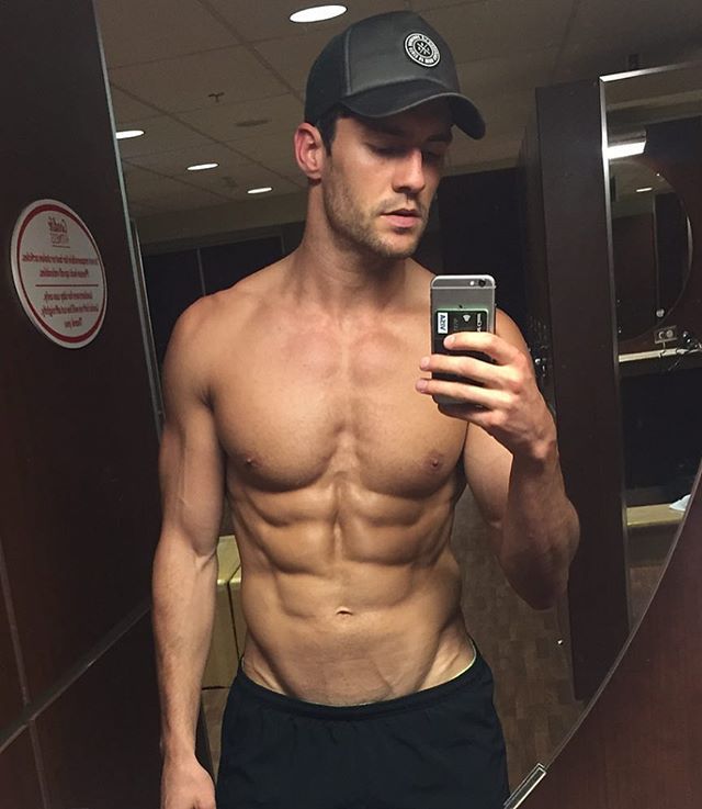 sexy-masculine-shirtless-hunk-ripped-fit-body-selfie