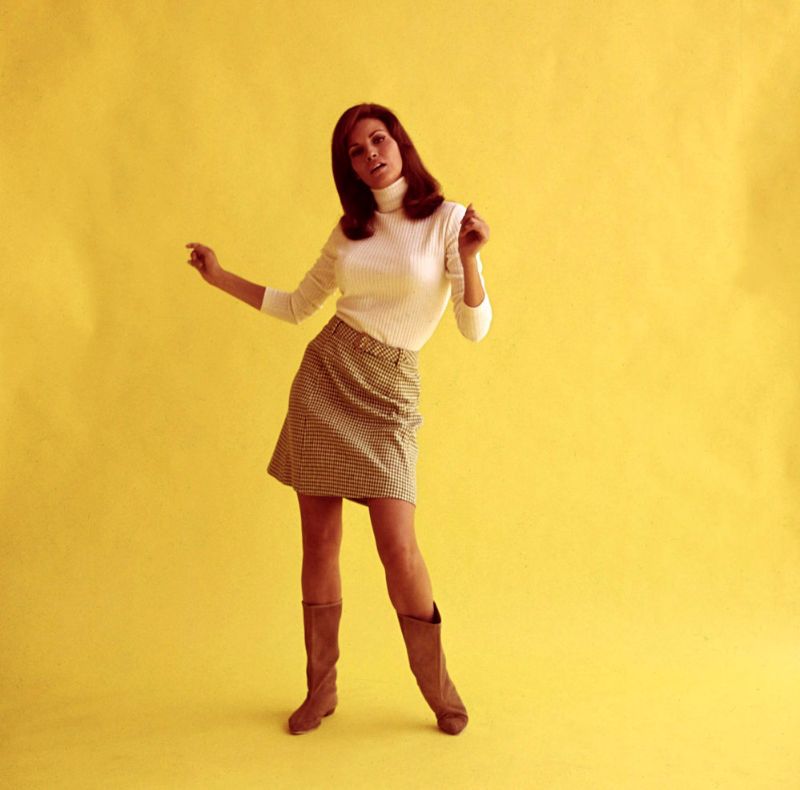 Color photos of young Raquel Welch  The classic beauty of the 1960s - 6