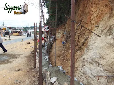 Execução do muro de pedra rústica tipo pedra moledo na face da frente do muro e no enchimento com pedra rachão sendo muro de pedra com junta seca sem massa nas juntas.