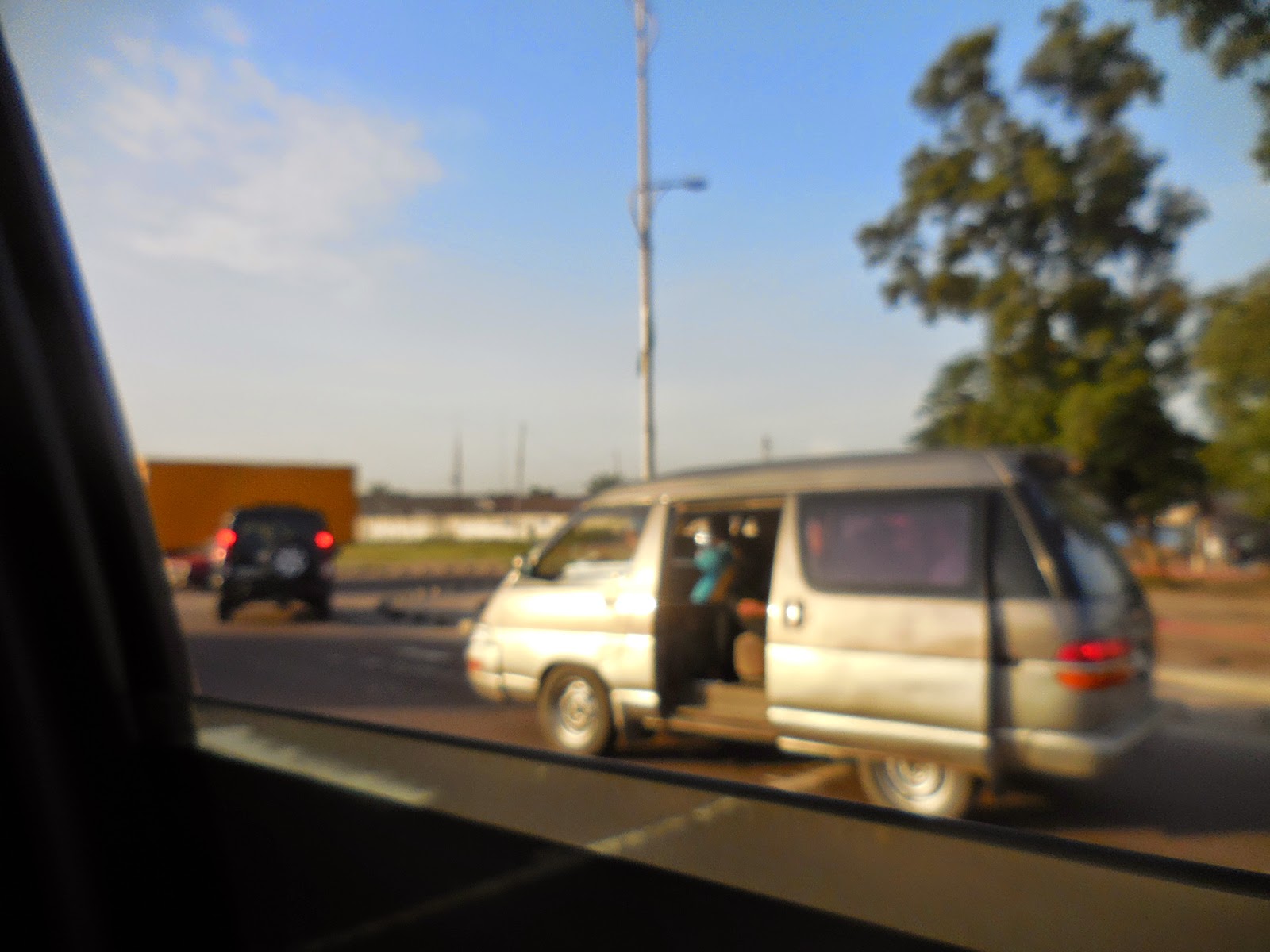 AnneMarie Makombo Kamwanya Volant à droite ? Volant à gauche ? En RD Congo tout est permis.