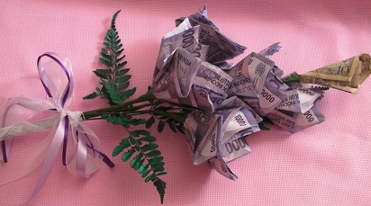 Ini Dia Cara Membuat Bunga dari Uang Kertas Untuk Mahar