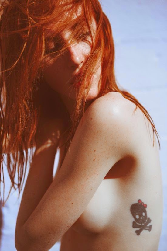 Faith Picozzi modelo ruiva pele branca seminua seios sensual provocante cabelos vermelhos sardas