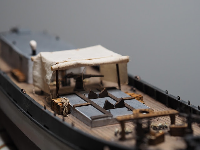 Cannone inglese navale 3-pounder celato su una qboat della prima guerra mondiale Cannone inglese navale 3-pounder celato su una qboat della prima guerra mondiale