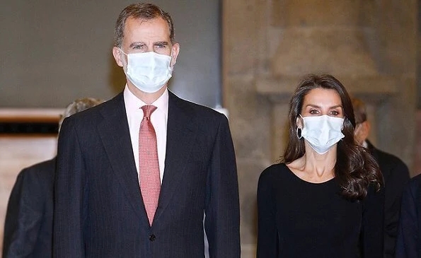 Queen Letizia wore a black midi dress from Emporio Armani, and black leather pumps from Prada. Bottega Veneta clutch