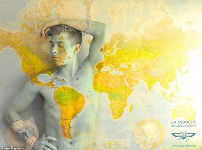 Amazing photos show naked models being painted into the background by make-up artist(01)