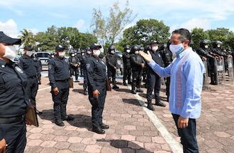 Carlos Joaquín encabezó la ceremonia de graduación de 94 cadetes de policía