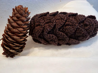 Woolverina: Gehäkelter Tannenzapfen (crochet pine cone)