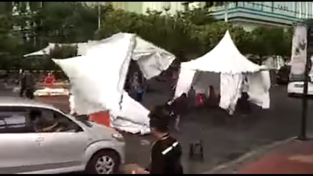 Heboh Rekaman Aksi 412 yang Diterjang Angin Kencang Hingga Tenda Porak-poranda Heboh Rekaman Aksi 412 yang Diterjang Angin Kencang Hingga Tenda Porak-poranda