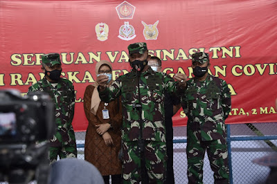 Kasum TNI Tinjau Pelaksanaan Serbuan Vaksinasi Covid-19 Terhadap Ribuan Babinsa dan Babinpotdirga di Solo