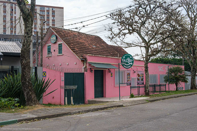 Uma casa pintada de rosa