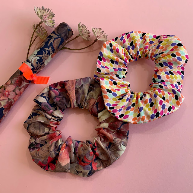 To hår elastikker syet i Liberty stof og stof fra art gallery. Liberty scrunchies - hår elastikker i stof