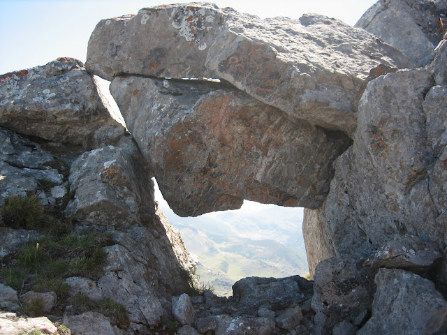 Rutas Montaña Asturias: Ventanal subiendo la torre de Peña Ubiña Pequeña