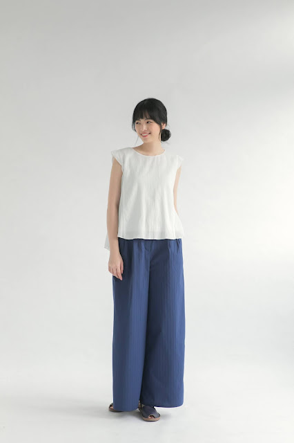 白色素色短袖女裝造型上衣