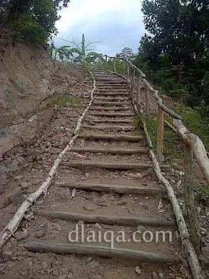 tangga naik ke atas bukit