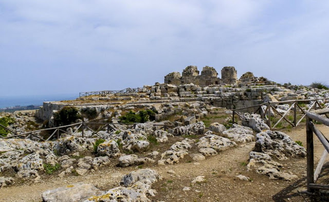 Развалины крепости Эвриал в Сиракузах,  построенной при Дионисии